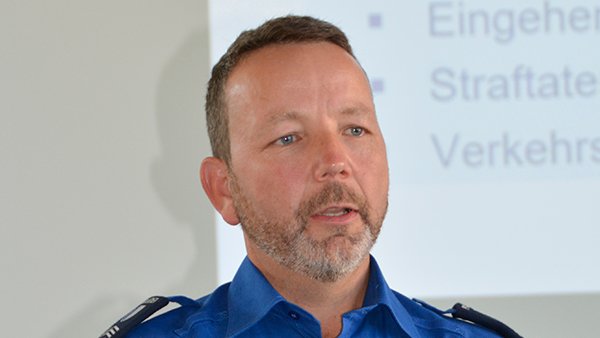 prosenectute's tweet photo. «Wir raten zu einem gesunden Mass an Misstrauen» sagt Roland Jost im #psinfo. Er arbeitet als Sicherheitsberater bei der Luzerner Polizei und klärt mit Pro Senectute Kanton Luzern ältere Menschen über Finanzmissbrauch und Internetdelikte auf. https://t.co/Ft4yptAnp9 https://t.co/eBefWI8ipd