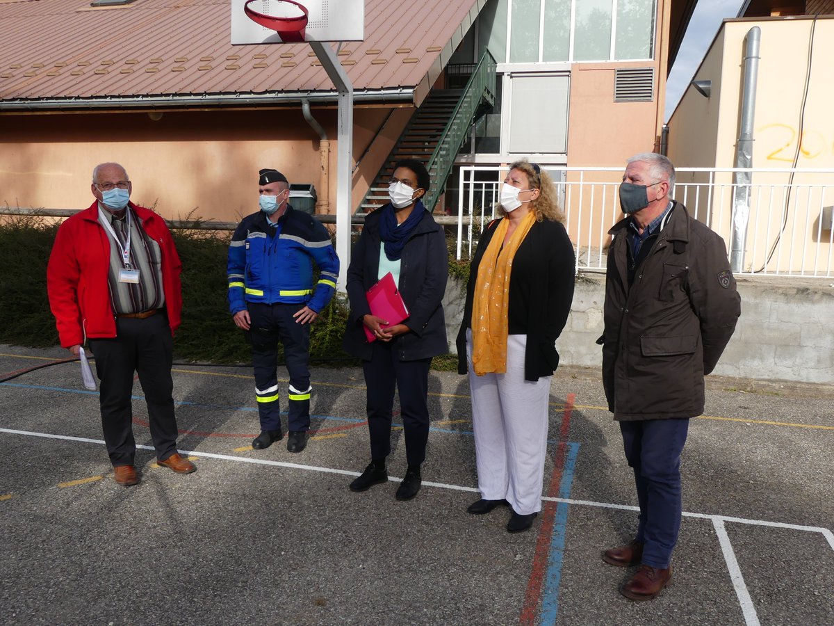 Prefet74's tweet photo. Transport en autocar : les 6ème du collège du Parmelan #Groisy sensibilisés au bon comportement à adopter et au port de la ceinture en présence d'Animya N'Tchandy, dir cab @Prefet74, @Gendarmerie_074, #GrandAnnecy et #ADATEEP74 : conférences, expo, quizz & simulation accident https://t.co/1mTl18fy1P