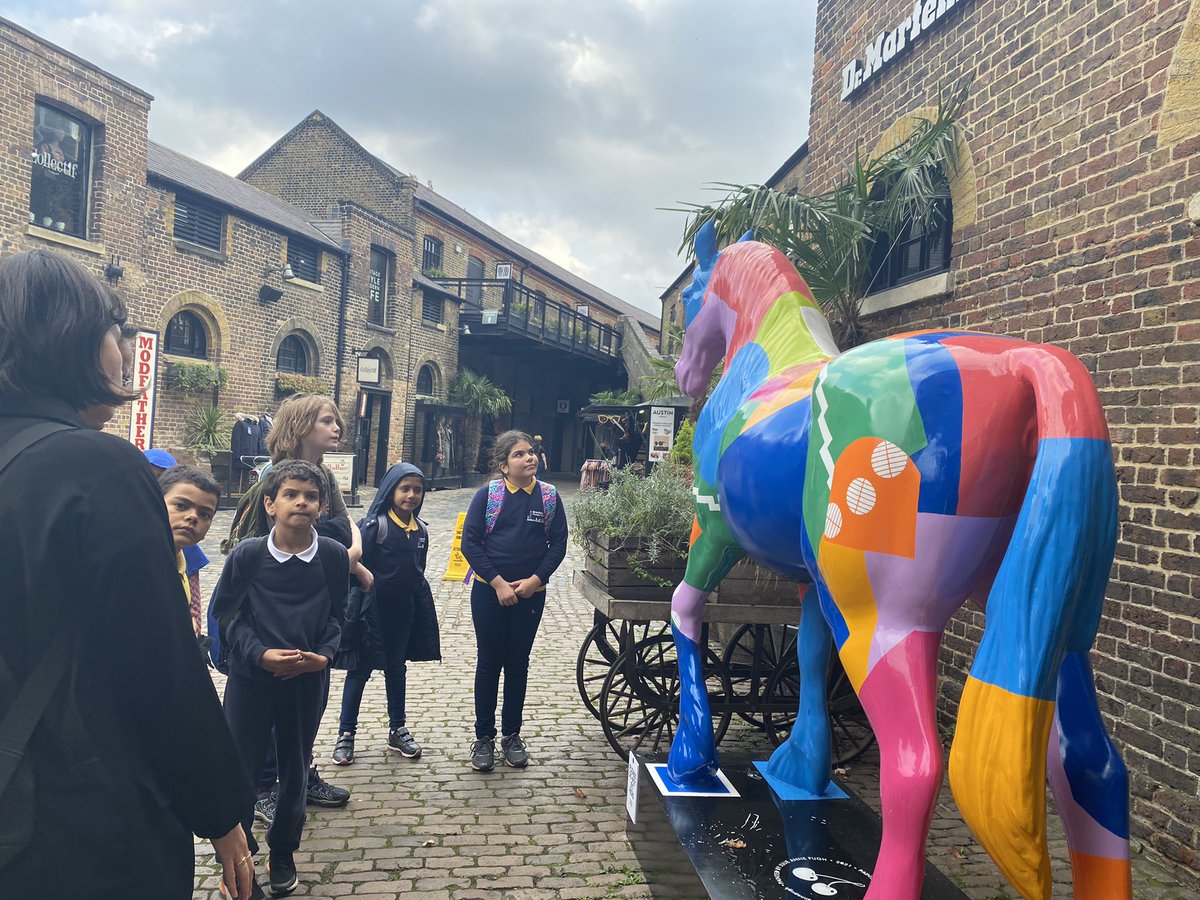 TorrianoJuniorS's tweet photo. Budding artists from @TorrianoJuniorS and @BrecknockSchool at the @CamdenMarket site visit seeking inspiration for a brand new horse sculpture that will be installed in the market,designed by the winning school. What a wonderful way to honour the history of Camden market stables! https://t.co/3UPTYCGp95