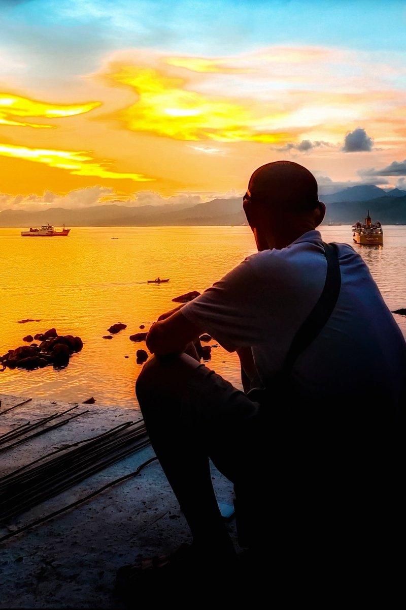 asriadi_alam's tweet photo. Ada Lelah Yang Harus Ditahan, Demi Harapan Yang Harus Diwujudkan.
#Phonegraphy #VivoV17Pro #humaninterest #Senja #sunset #19102021
#belakangrumah https://t.co/AVcUf70noi