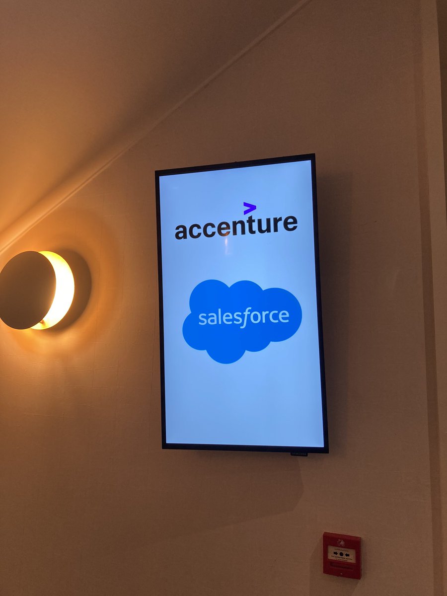 talcunningham's tweet photo. Ravie d’être cet après-midi aux côtés des équipes @SalesforceFR et @AccentureFrance pour notre workshop #marketing #oneteam  @LaureAalalou @micaeldebast https://t.co/5kr2SAINf6