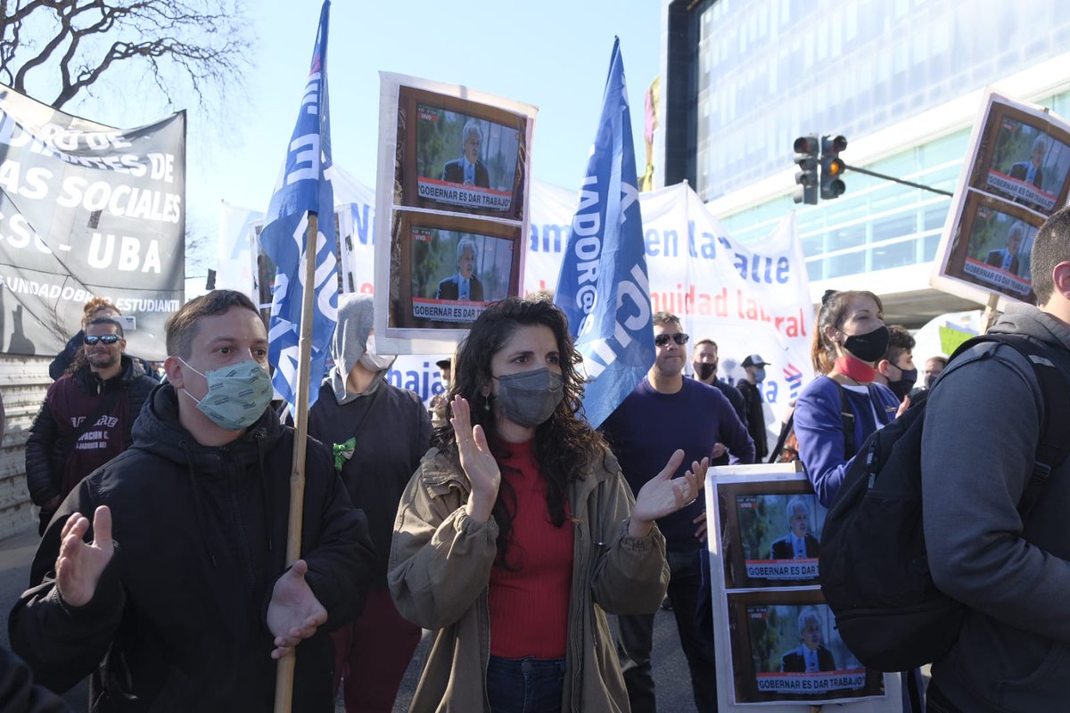 Cele_Fierro's tweet photo. A un año del compromiso que asumió el gobierno por la continuidad laboral, LATAM sigue operando sin sus trabajadores. Decime que defendés empresarios, sin decirme que defendés empresarios. https://t.co/lEv3kW9qbW
