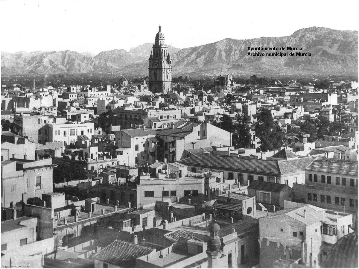Mateo de Lang, Obispo de Cartagena de origen alemán, da orden de acometer la construcción de una torre digna de la nueva Catedral. Con un donativo de 2.000 ducados empiezan las obras un 19 de octubre de 1521. Hoy se cumplen 500 años.
📸 #AMMU Colección municipal
<a href="/DiocDeCartagena/">Diócesis de Cartagena</a>