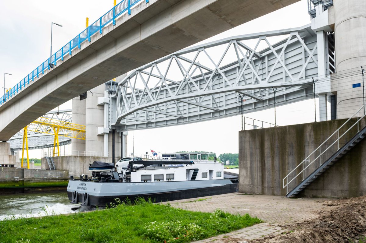 Compass_CIN's tweet photo. De Deltawerken zijn uitgeroepen tot 1 van de 5 belangrijkste waterbouwprojecten ter wereld. Voor Nederland vormen ze het grootste verdedigingssysteem tegen hoogwater vanuit zee. Compass werkt aan verschillende Deltawerken, onder andere de Hartelkering. 

https://t.co/hiELUVvs7i https://t.co/21kQnSPHdk