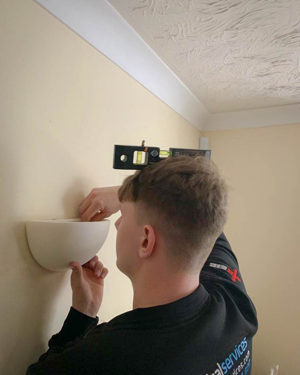 Dan, staying level headed as he takes on the challenges of being an Apprentice Electrician 😆

#TeamTuesday #NICEIC #ECA #Checkatrade #Yell #Buckingham #Buckinghamshire #Northampton #NorthamptonBusiness  #HelpfulElectricians #ApprenticeLife #OnTheJob