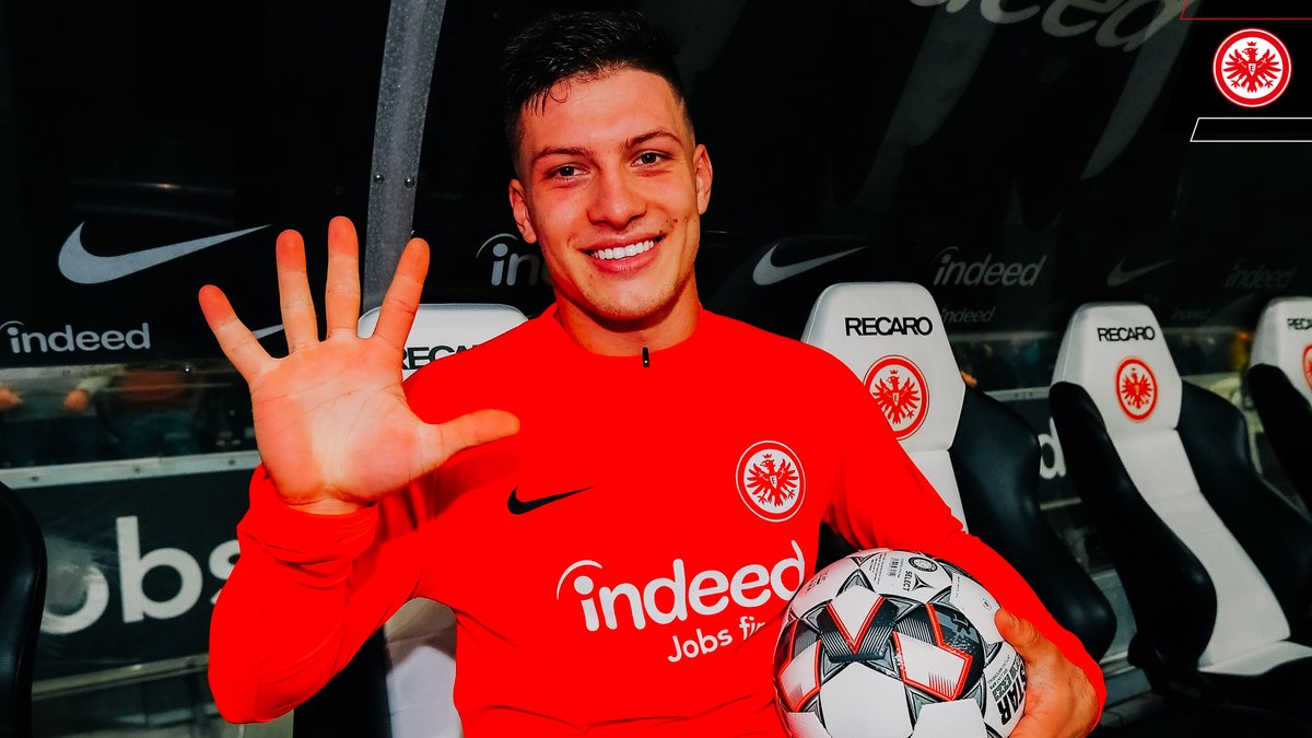 Eintracht's tweet photo. #OnThisDay 2⃣0⃣1⃣8⃣
Heute vor 3 Jahren: Das 7:1 gegen Düsseldorf und der Fünferpack von Luka Jovic. Das war ein Spiel 🤯
#SGE https://t.co/OZf6U8qnah