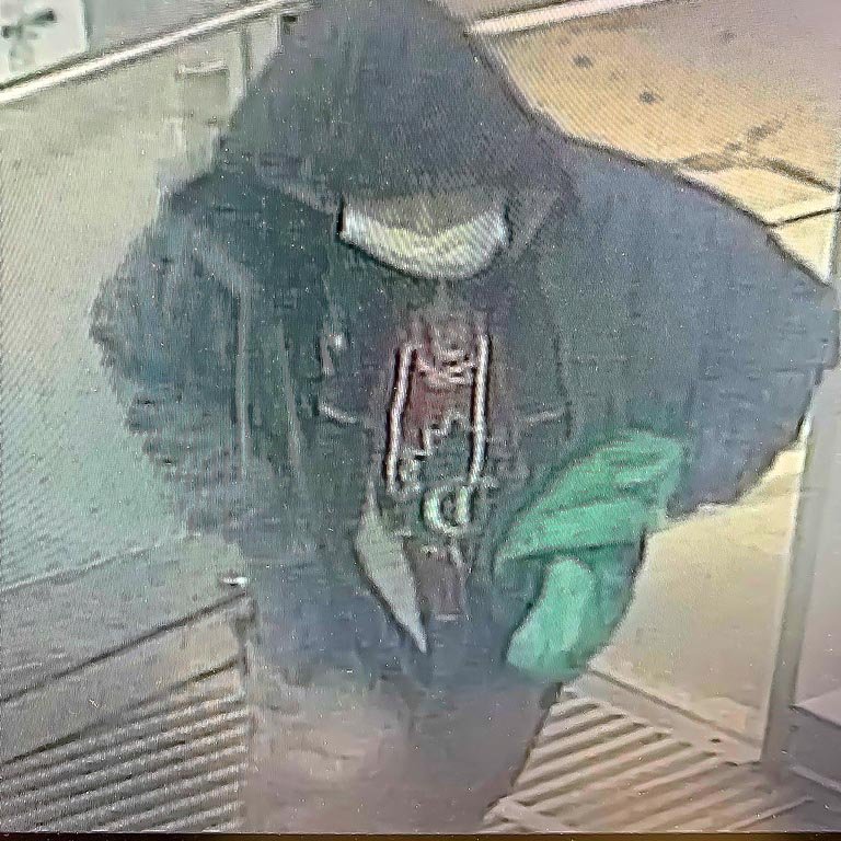 Help Orillia OPP identify an armed robbery suspect. Details @ sunonlinemedia.ca/2021/10/19/ori…

#orillia #orilliacanada #ontario #simcoenorth #OrilliaOPP <a href="/OPP_CR/">OPP Central Region</a> <a href="/CrimeSDM/">Crime Stoppers SDM</a>