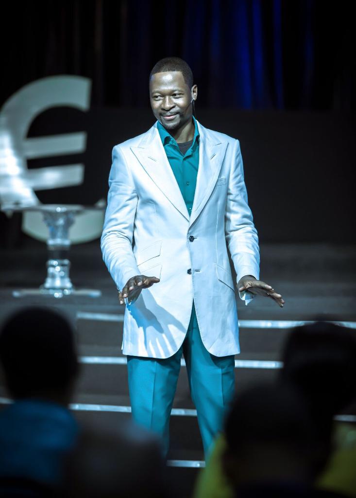 “That at the name of Jesus every knee should bow...”
  — Philippians 2:10 (KJV)
_________________

Many people think that the knee that is mentioned in the  portion of scripture above only signifies worship. But there is a greater revelation:
A knee is a problem's breaking point!