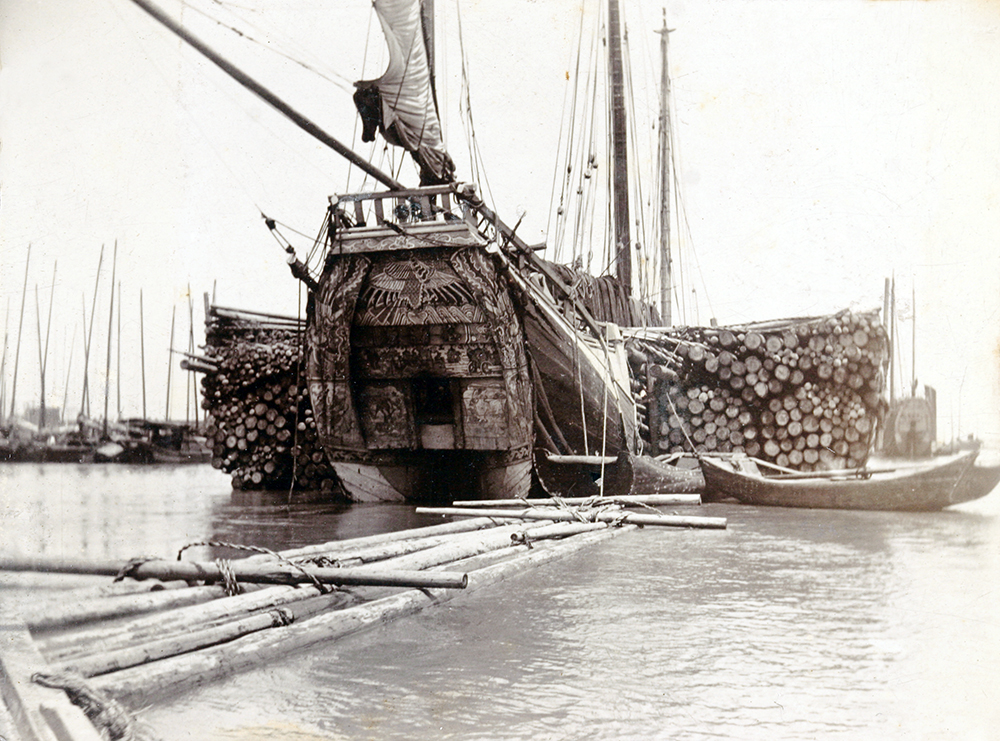 vischina's tweet photo. A Foochow pole junk, with a full cargo of poles lashed to the sides, Shanghai, 1902
Darwent, Charles Collection
Photograph by Charles Ewart Darwent
Jane Hayward
Da01-21
https://t.co/YTH0Tnxk3Z
#shanghai #oldshanghai #oldships #fuzhou #foochow #junks #stern #transportation https://t.co/IgHICvcRKP