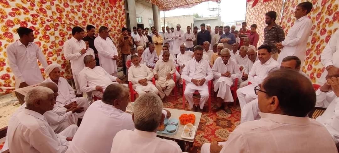 AbhaySChautala's tweet photo. गठबंधन सरकार दावा करती थी कि MSP था, है व रहेगा, इस खोखले दावे की पोल खुल चुकी है। प्रदेश में मूंगफली, ग्वार, बाजारा आदि फसलें MSP पर सरकार खरीद नहीं रही है व गठबंधन सरकार अभी भी बेशर्मी से झूठ बोल रही है। ऐसी झूठी, किसान विरोधी सरकार को ऐलनाबाद की जनता वोट की चोट से सबक सिखाएगी। https://t.co/u4t64HeNk6