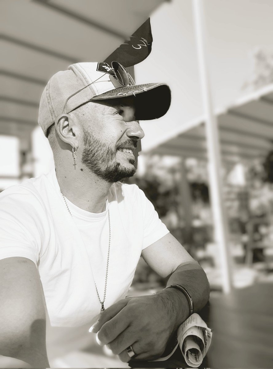 OficialJalo's tweet photo. Buenos días mi gente...
Vamos a ponerle nuestra mejor sonrisa a este martes!

#martes #tuesday #sonrisa #picoftheday #photooftheday #otrodiamas #vamos #picture #fotografia #canon #music https://t.co/2x8tlS9QJ0