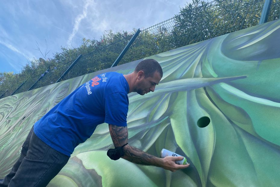 nicerendezvous's tweet photo. ⚫️ "Villeneuve-Loubet : les résidents d'Ehpad participent à la création d'une fresque de street art" 👊😎💪
↪️ https://t.co/Gb8kEiuOzS - @F3cotedazur - #StreetArt #VilleneuveLoubet #AlpesMaritimes #Ehpad06 #Solidarite06 #Azureens #NRDV https://t.co/gylWYT58d6