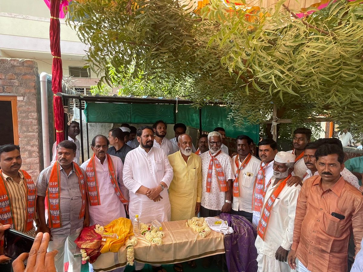 AppuMPattanshe1's tweet photo. ವಿಜಯಪುರ ಜಿಲ್ಲೆಯ ಸಿಂದಗಿ ಮತಕ್ಷೇತ್ರದ ಉಪಚುನಾವಣೆ ಅಂಗವಾಗಿ ಸಿಂದಗಿ ನಗರದಲ್ಲಿ ಬಿಜೆಪಿ ಅಭ್ಯರ್ಥಿ ಶ್ರೀ ರಮೇಶ್ ಭೂಸನೂರ ಅವರು ಪರ ಮತಯಾಚನೆ ಮಾಡಿ ಪ್ರಚಂಡ ಬಹುಮತದಿಂದ ಆರಿಸಿ ತರ ಬೇಕು ಎಂದು ಸಭೆಯಲ್ಲಿ ಮತದಾರರಲ್ಲಿ ವಿನಂತಿಸಿದರು.@BSBommai @LaxmanSavadi  @ArunShahapurMLC
@BJP4Karnataka #bjp4sindagi https://t.co/xpF7uuTRA0