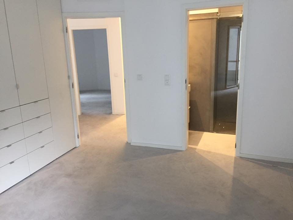 Microcimento's tweet photo. Pavimento de quarto com acabamento em Microcimento Finishing. Um revestimento liso e com marmoreados . Só na @Microcimento !
#4udecor #microcimento #revestimento #acabamento #materiaisdeconstrucao #designdeinteriores #arquiteturadeinteriores #obras #arquitetura https://t.co/BNnj5pbepf