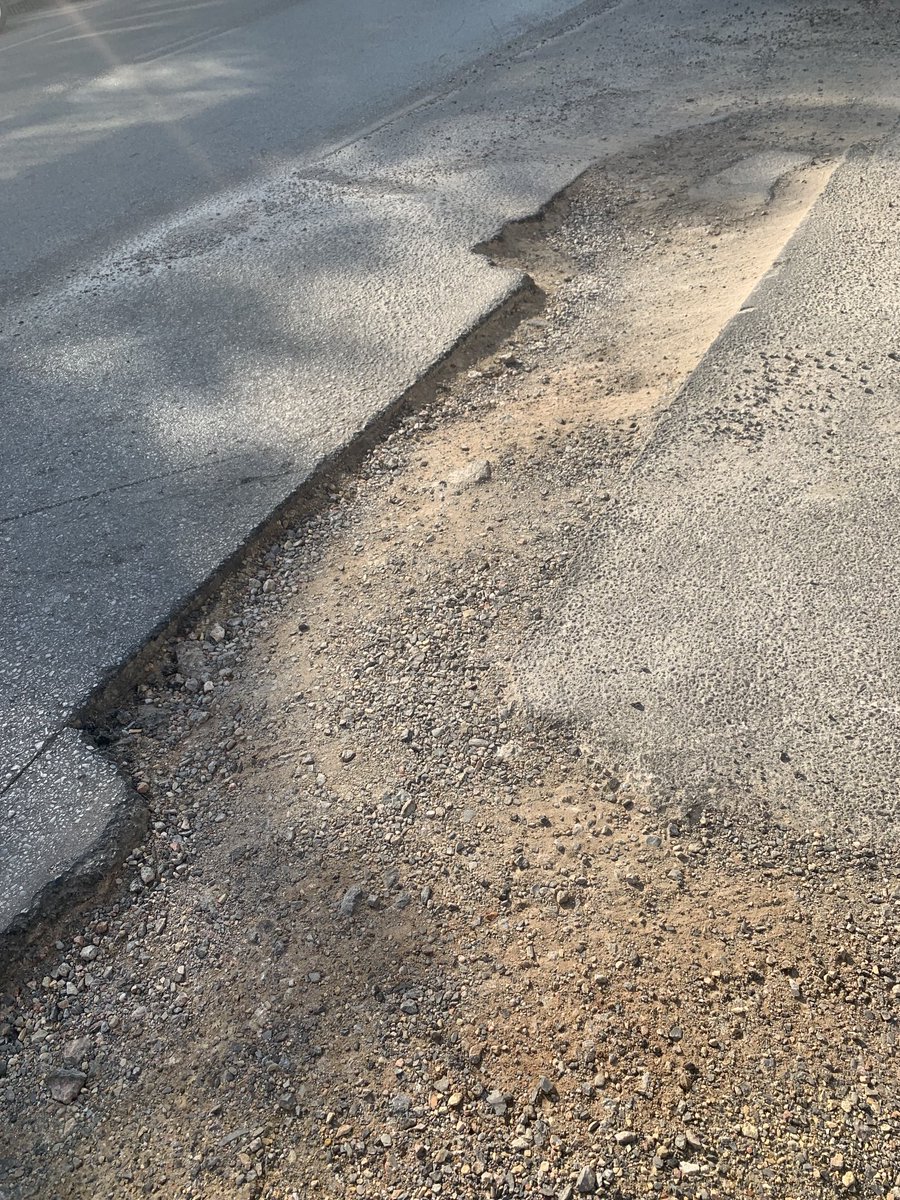 İnönü CD Hatay 96 sk girişi çok işlek bi sokak yaklaşık 45 gündür böyle ayıptır günahtır bu ne böyle ⁦<a href="/izmirhim/">İzmir HİM</a>⁩ ⁦<a href="/gokcebugra/">Doç. Dr. Buğra Gökce</a>⁩ ⁦<a href="/izmirbld/">İzmir Büyükşehir Belediyesi</a>⁩ ⁦<a href="/KonakBel/">Konak Belediyesi</a>⁩