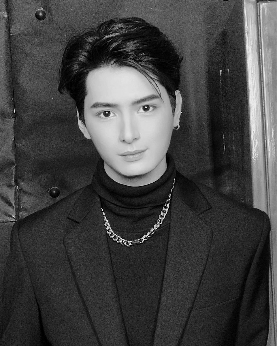 KPERAWATLOOKS's tweet image. he&apos;s that one main character in fictional stories that we&apos;ve read before 👀🖤