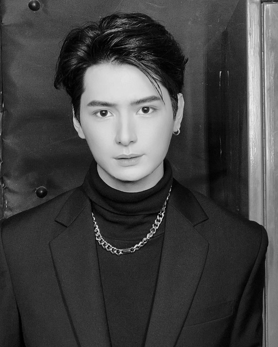 KPERAWATLOOKS's tweet image. he&apos;s that one main character in fictional stories that we&apos;ve read before 👀🖤