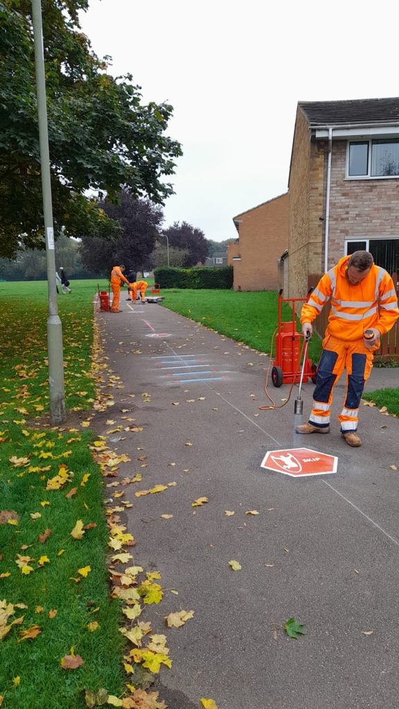 Cherwellcouncil's tweet photo. We are busy in the Ruscote area of Banbury this week, installing markers along the first of our new health routes. 

This one will guide people around a five kilometre circular walk that wends its way through Ruscote, Bretch Hill and Neithrop. 

https://t.co/aDTzl2qGGD https://t.co/82HO8ebyu0