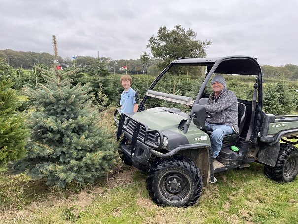 catsfieldxmas's tweet photo. Clive and Max selecting this year's tree for the annual @BCTGA competition to send a tree to @Number10press. This year the judging will aptly take place at #Christmas Common. Fingers crossed! #christmascommon #christmasiscoming https://t.co/5CUpAQ2u0k