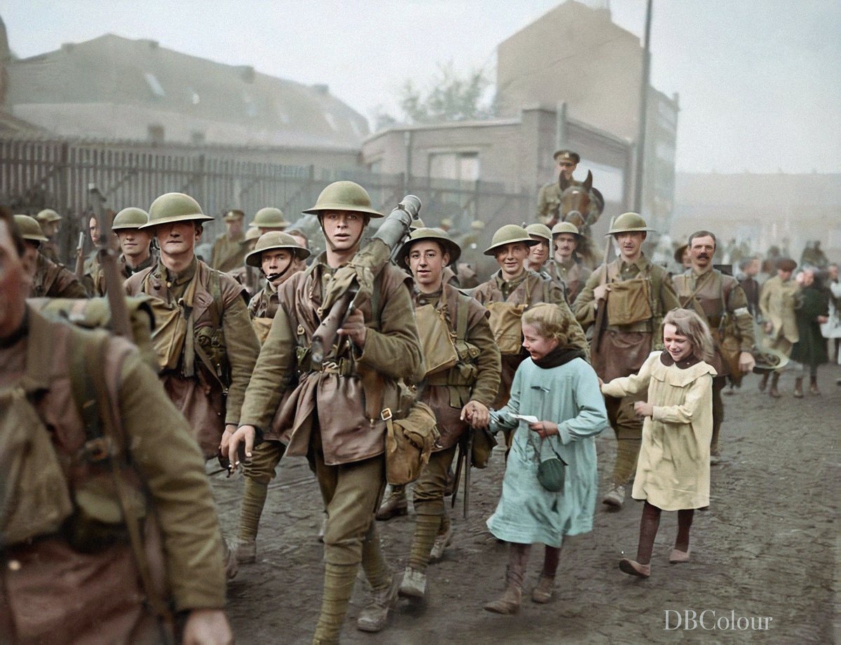 colour_history's tweet photo. Troops of the 8th Battalion, the King's (Liverpool Regiment, Liverpool Irish, 57th Division) entering Lille, 18 October 1918.
© IWM Q 9579 https://t.co/cOqA1euBo5