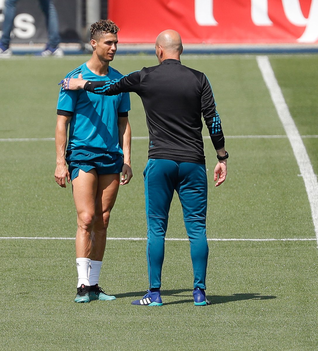 _BeFootball's tweet photo. 🔴 Cristiano Ronaldo aurait conseillé ses dirigeants de contacter Zinedine Zidane pour succéder à Ole Gunnar Solksjaer !

(@elchiringuitotv) https://t.co/TI1UHnuAW0