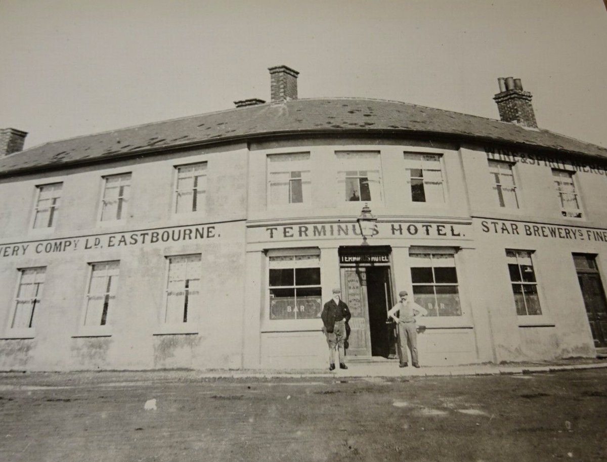Hania_Franek's tweet photo. #Hailsham Railway Station 1849 - 1968 on the #CuckooLine. The Terminus pub nearby acknowledged its role until 1880. A housing estate was built on the site after the station was demolished. #RailwayHistory https://t.co/8gYudCT9Xp