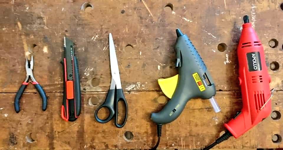CraftingJones's tweet photo. #TipTuesday - don't #craft without #caffeine! ☕ You'll end up with #burns, #cuts &amp; #bruises. 😮

These are the implements I've managed to #injure myself with so far this week... And it's only #Tuesday! 😂

#Cuppa #Brew  #DontRunWithScissors #Craft  #AtLeastThereWasntAHammer #Tip https://t.co/aK0LtDAusN