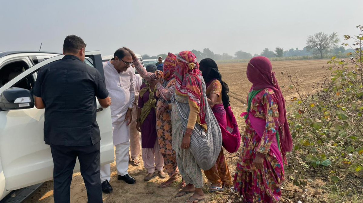 AbhaySChautala's tweet photo. #गुसाईंयाना गांव से निकलते हुए महिला किसानों ने गाड़ी रूकवाकर आशीर्वाद दिया और कहा कि "बेटा तू किसानों के लिए लड़ रहा है, तेरी जीत तय है।"  

हारेगा सत्ता का घमंड-अहंकार, 
जीतेगा मातृशक्ति का आशीर्वाद! https://t.co/SYFgIHXl4e