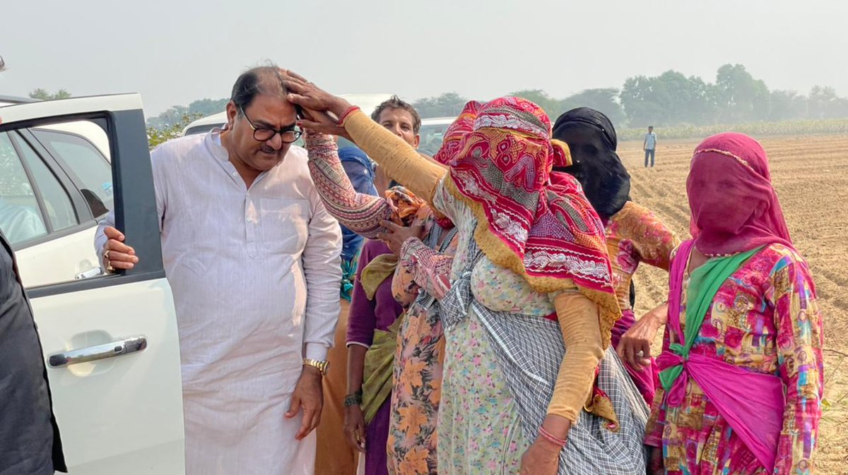 AbhaySChautala's tweet photo. #गुसाईंयाना गांव से निकलते हुए महिला किसानों ने गाड़ी रूकवाकर आशीर्वाद दिया और कहा कि "बेटा तू किसानों के लिए लड़ रहा है, तेरी जीत तय है।"  

हारेगा सत्ता का घमंड-अहंकार, 
जीतेगा मातृशक्ति का आशीर्वाद! https://t.co/SYFgIHXl4e