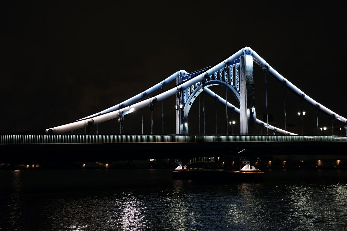 ytbo's tweet image. GR3x、夜で暗くても手持ちjpegで良く撮れます。本体に耳をピッとつけて中の音を聞くと、手振れ補正がムニョムニョ頑張ってくれているのが分かります。

#gr3r
#gr3