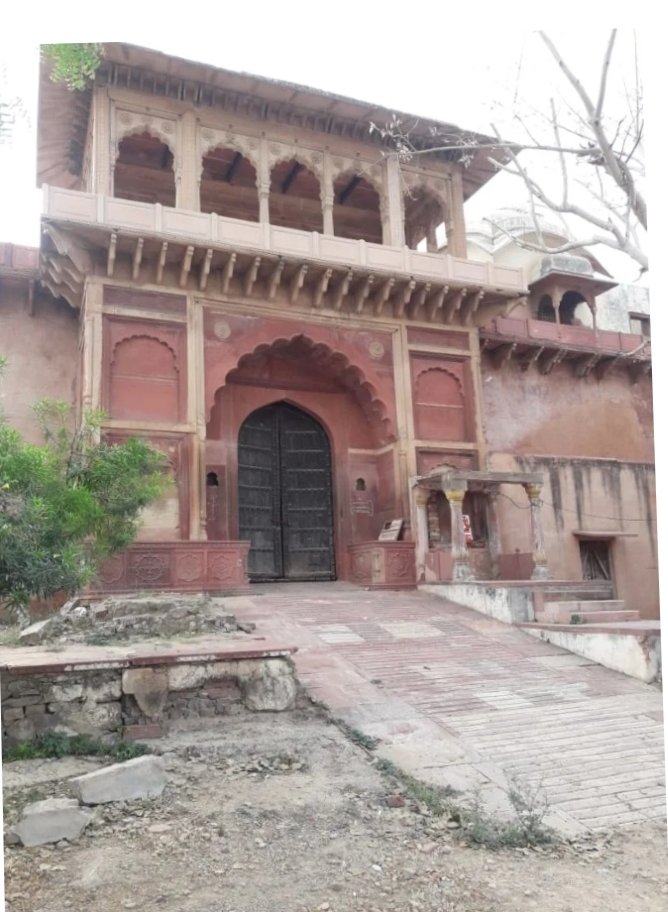 Saroj302's tweet photo. जाट इतिहास:-
महाराजा सुरजमल अपने पिताजी की दिखने की समस्या होने पर युवा अवस्था में राजनीतिक फैसले स्वयं लेते थे। महाराजा सुरजमल को पता था कि किसान साम्राज्य को बाहरी और आंतरिक दुश्मनो से बचाना है तो मजबूत किले बनाने होंगे। 1726 ई कुम्हेर दुर्ग का निर्माण जो 8 साल मे बना । https://t.co/GTLB9qym21