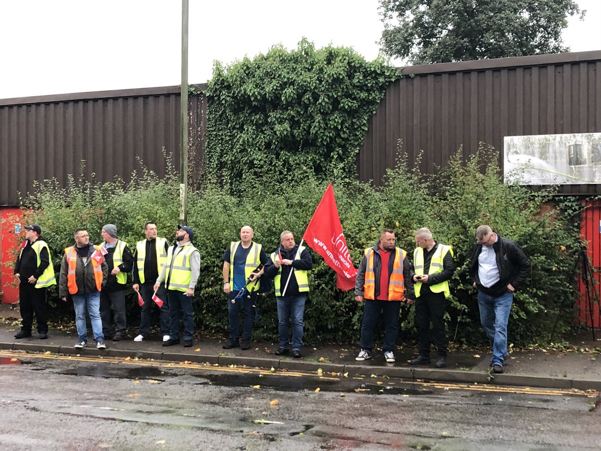 Toner1John's tweet photo. Morning at the picket line go Stagecoach Driver in Blackwood being Piped into action. The time for a Stagecoach to  respond in a positive manner. News to Stagecoach, we at Unite will continue to support our membership in their fight for a decent pay for a job well done. https://t.co/LgRLmszwCA