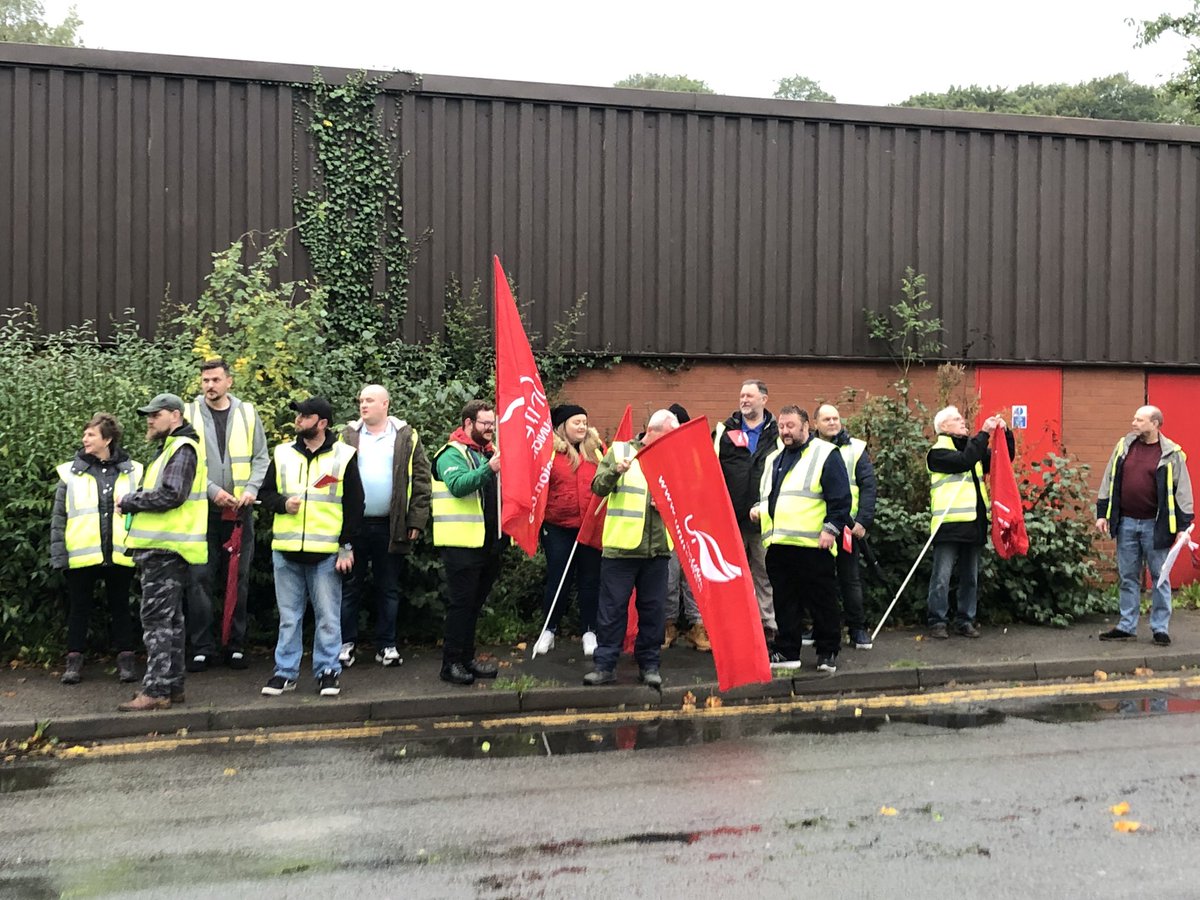 Toner1John's tweet photo. Morning at the picket line go Stagecoach Driver in Blackwood being Piped into action. The time for a Stagecoach to  respond in a positive manner. News to Stagecoach, we at Unite will continue to support our membership in their fight for a decent pay for a job well done. https://t.co/LgRLmszwCA