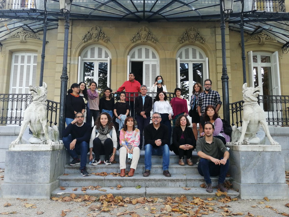 Mundubat's tweet image. 2 años después, representantes de municipios, programas de protección y acogida, y las/los defensoras/es congregadas/os en torno a #HerriBabesarea nos volvemos a reunir en Aiete, Donostia, para seguir fortaleciendo nuestra red para la defensa de #DDHH.