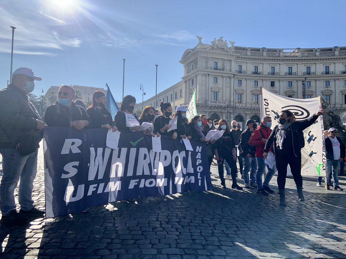 🔴⚙️ Le lavoratrici e i lavoratori della #Whirlpool di #Napoli a piazza della Repubblica. Tra poco insieme ai lavoratori di #Elica partiranno in corteo, direzione #Mise!