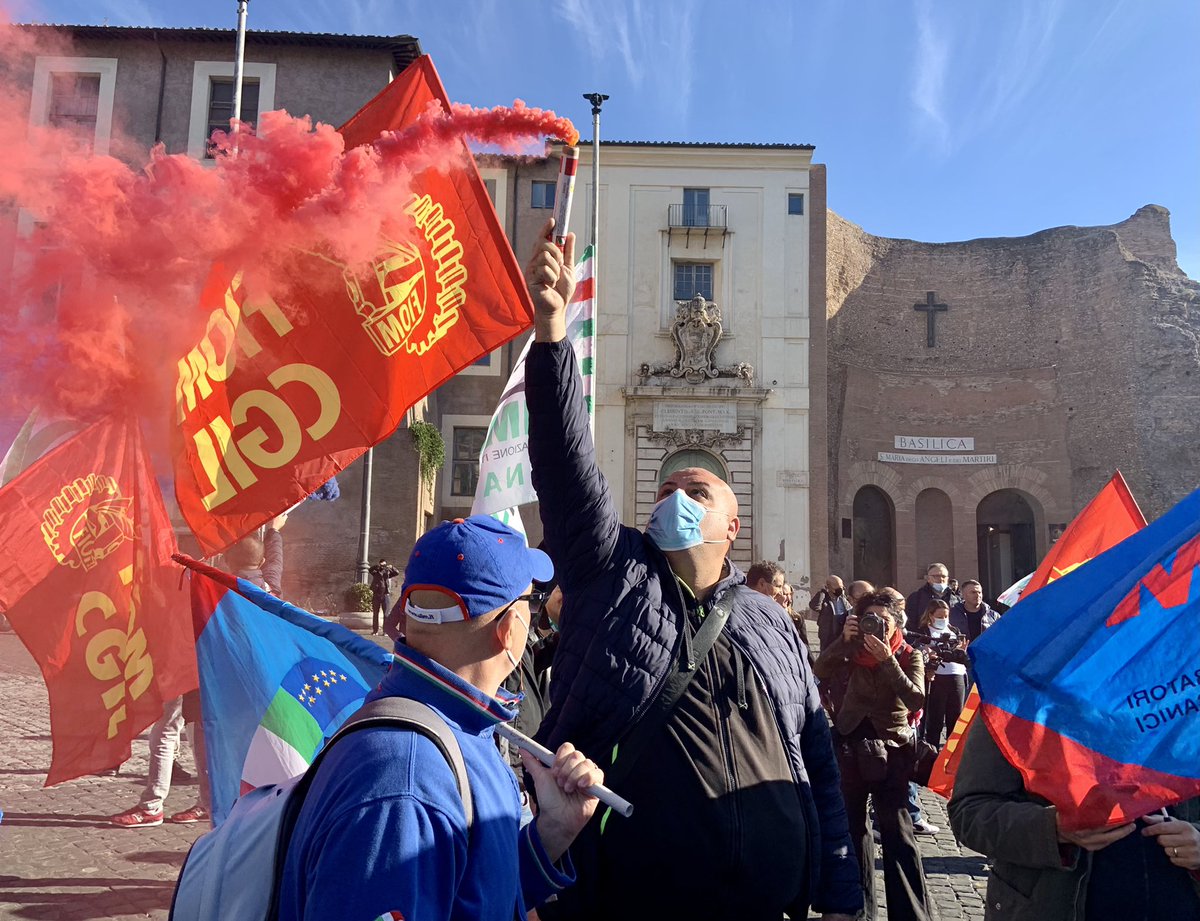 fiomnet's tweet photo. 🔴⚙️ Le lavoratrici e i lavoratori della #Whirlpool di #Napoli a piazza della Repubblica. Tra poco insieme ai lavoratori di #Elica partiranno in corteo, direzione #Mise! https://t.co/LSR5Xpz3g4