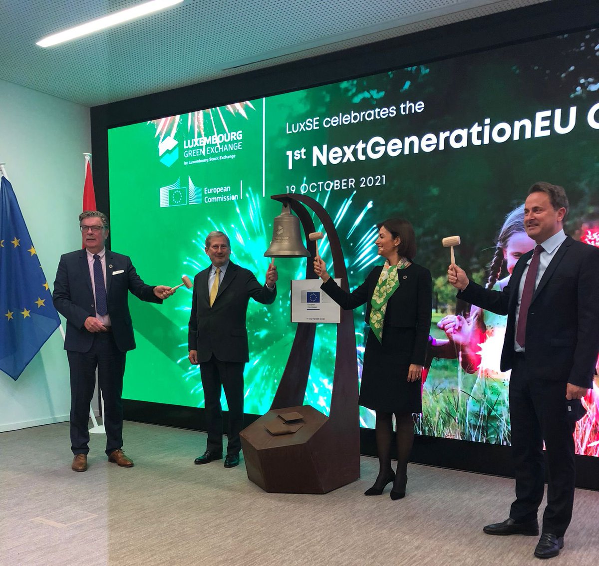 Great to be with🇱🇺PM <a href="/Xavier_Bettel/">Xavier Bettel</a> &amp; <a href="/JBeckerLuxSE/">Julie Becker</a> for the ‘Ring the Bell' ceremony at <a href="/LuxembourgSE/">Fyodor</a>. 

The first #NextGenerationEU #GreenBond issuance a week ago was a real success, raising EUR12 billion via a 15-year bond. 1/3