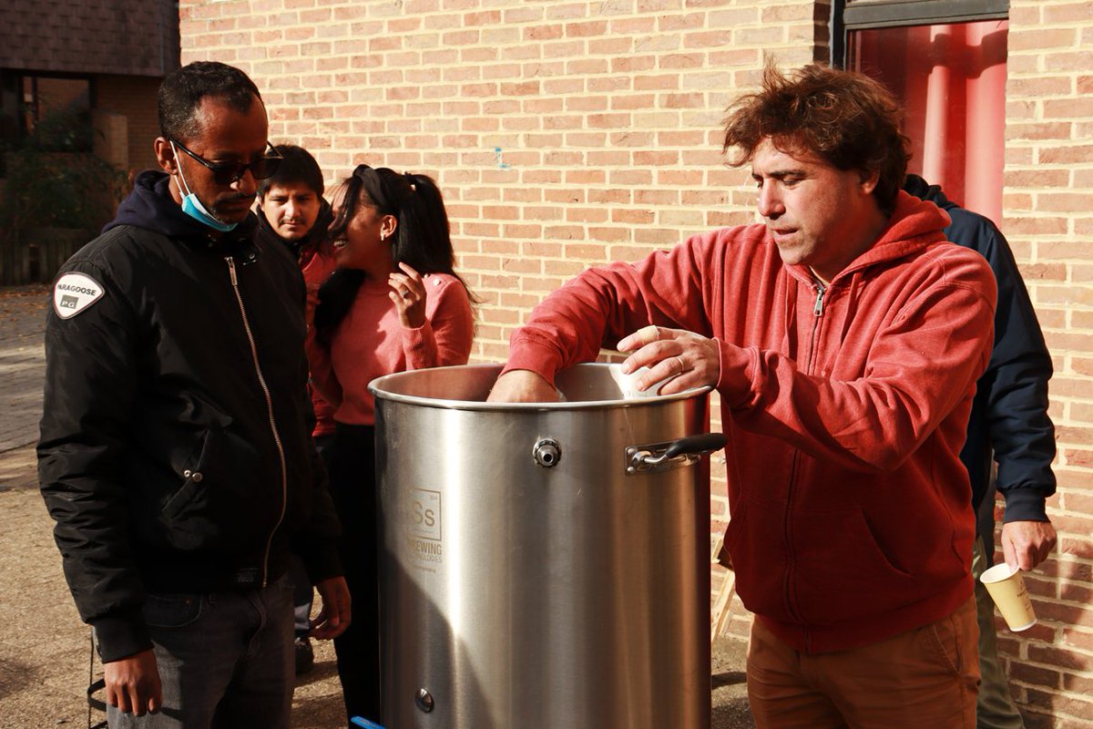 CentrePlacet's tweet photo. La communauté Placet s'est initiée au brassage de la bière ce lundi 18 octobre avec notre collègue David 🍻 https://t.co/51OwIo9NJh