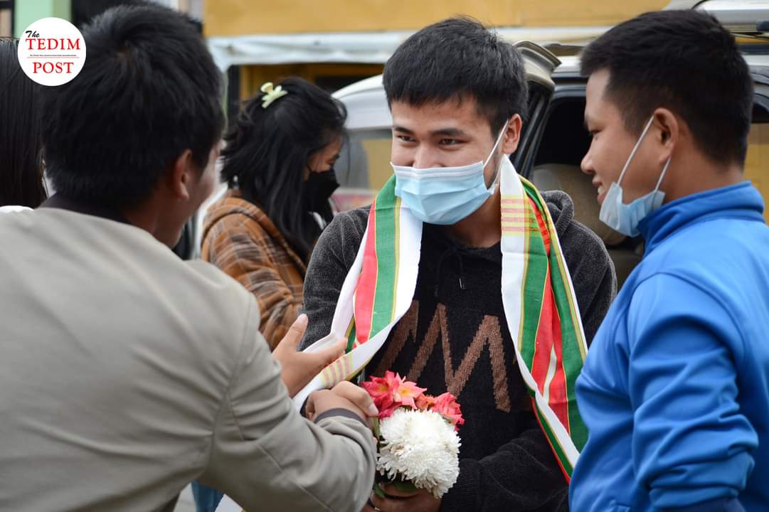 thetedimpost's tweet photo. TG. LIANPI AND SIAMA KIM RELEASED
Tedim – October 19

After being detained for 193 long days, student leader Tg. Khai Than Lian and CDM nurse Sm. Cing Don Kim have been released around 12:00PM today. A total of 14 detainees in Chin State are released today. 

#TheTedimPost https://t.co/7rWAqGBl1S