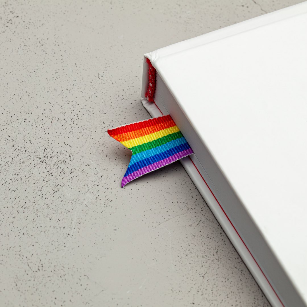 Los libros nos ayudan a visibilizarnos, nos dan voz, sirven de plataforma para dar a conocer nuestras historias.

También nos hacen pensar, y nos educan, en cierto modo, sobre temas y aspectos que nunca nos habíamos planteado.