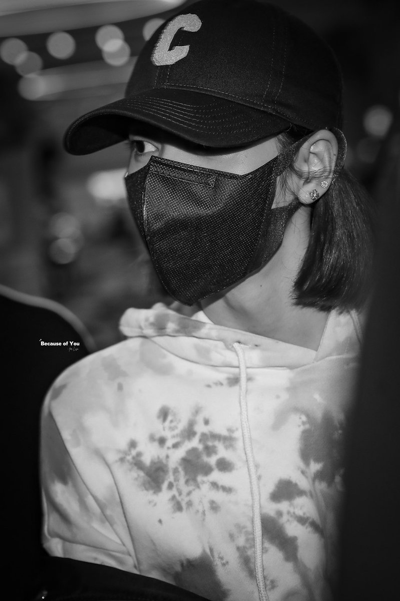 BcofU_77's tweet photo. 211018 🛬 ICN 

#LISA  #리사  #Lisa 
#BLACKPINK
 #블랙핑크 https://t.co/u8mtaG8dXX