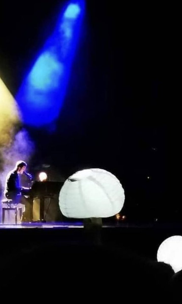 Antonel64009143's tweet photo. C’è un posto dove il cuore ti batte forte,dove il tempo si ferma ,dove rimani senza fiato per quanta emozione provi
#Amonthlater
#diodatoinArena🌕
#festadellanima❣️ https://t.co/jyOq1Y9fwc