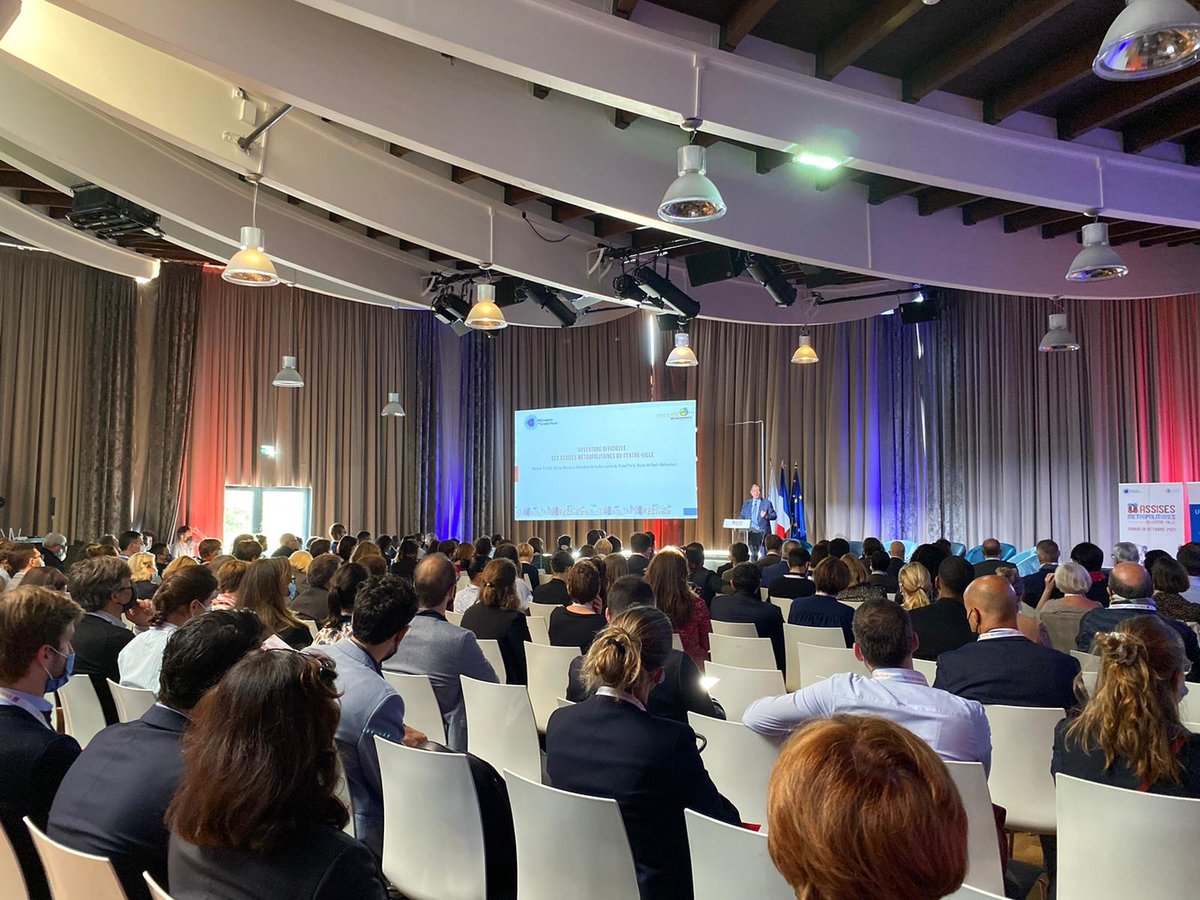 GrandParisMGP's tweet photo. .@patrick_ollier ouvre officiellement les 1ères Assises métropolitaines du #centreville organisées par @GrandParisMGP &amp; @MonCentreVille !
🎙 "Nous sommes réunis pour un événement très important pour la Métropole et pour tous ceux qui tiennent à la vitalité de leur centre-ville" https://t.co/6A3IaxKm8M