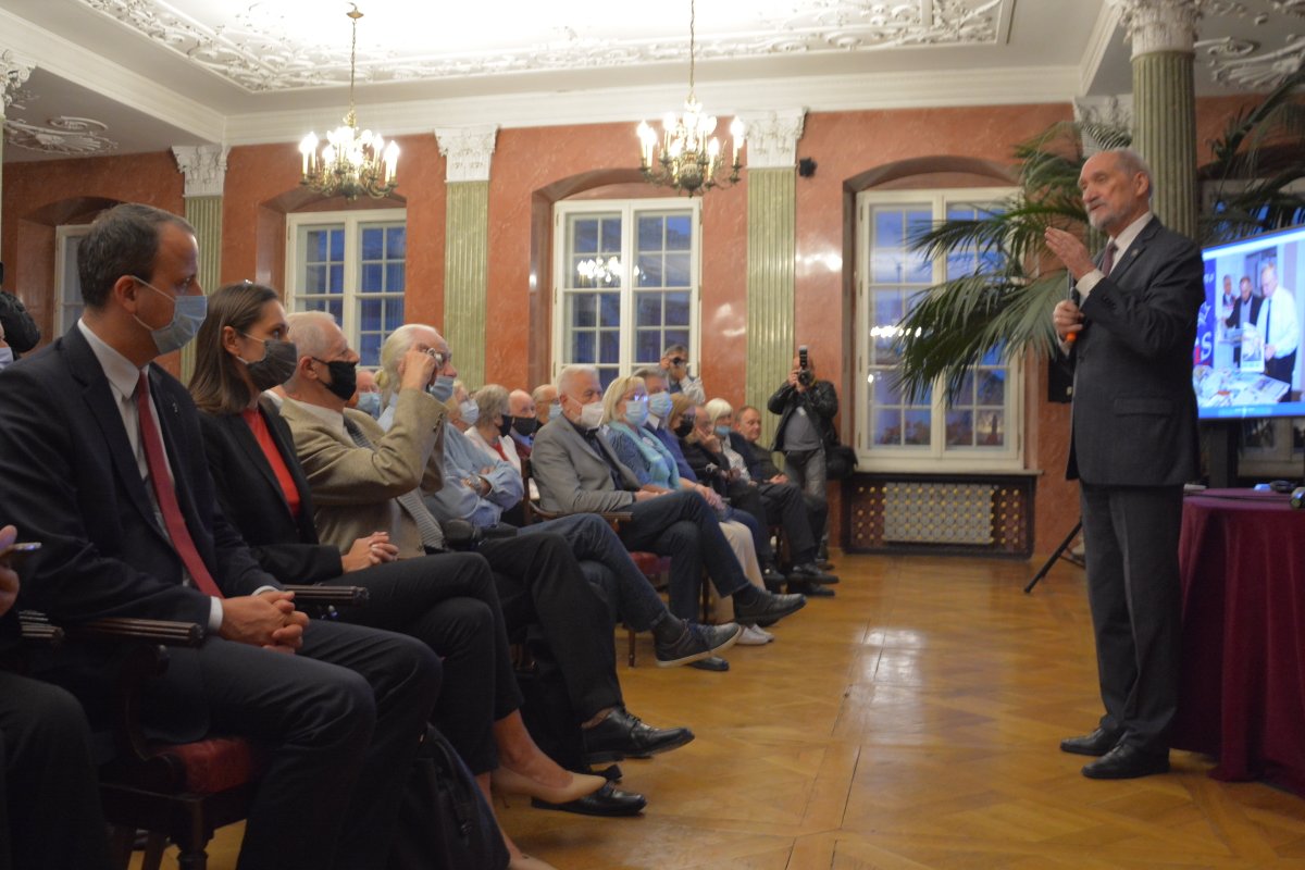 ZielinskiMPL's tweet photo. ๐๐ต๐ฑ Na zaproszenie przewodniczฤ
cej Poznaลskiego Klubu Gazety Polskiej Marii Zawadzkiej uczestniczyลem wczoraj w spotkaniu czลonkรณw oraz sympatykรณw. Goลciem spotkania byล marszaลek senior @Macierewicz_A #PKGP https://t.co/25TWr2oKlW