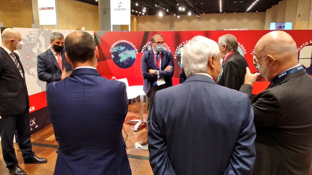 Asier San Millán, Director General de <a href="/CLUSTER_SIDEREX/">SIDEREX</a>, atiende al Viceconsejero de Industria <a href="/Gob_eus/">Eusko Jaurlaritza - Gobierno Vasco</a>, Mikel Amundarain, entre otros, en el stand del Clúster de la Siderurgia en Euskadi. Congreso #SteelTech.