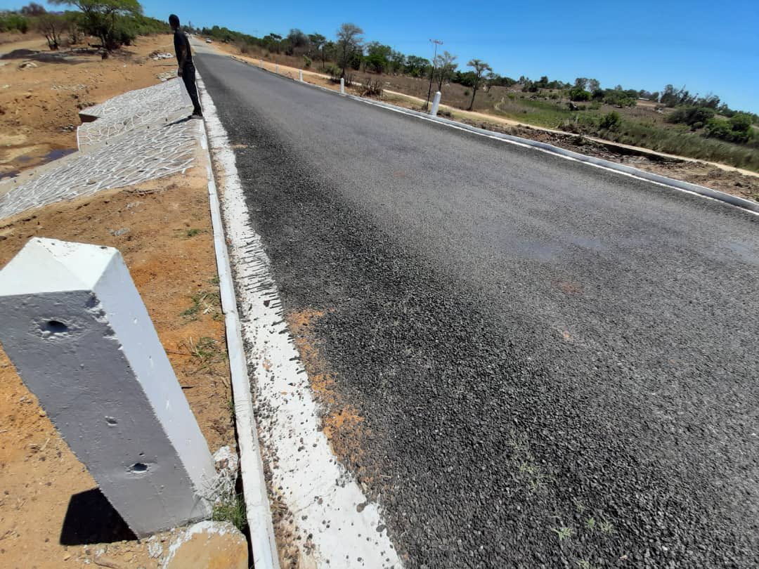 nickmangwana's tweet photo. CHIKOMBA
When HE gets to a village, they welcome him saying, titambire. VaMnangagwa will say, muchitambireiko? The villagers will respond;
➖Bridges
➖Roads
➖Inputs
➖Clinics
➖Madhumeni
➖Electricity 
➖Computers 
➖Pfumbvudza
-etc
➖Iwe urikusvika neyi? Hashtag? 😅
Sit down! https://t.co/OYlWaYjA8b