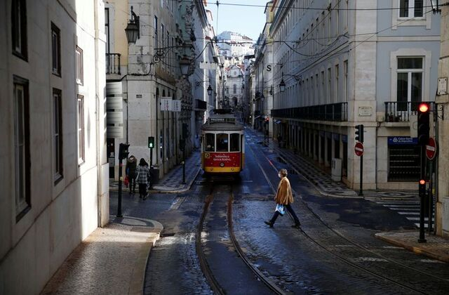 sesp_j's tweet photo. 📢 New article online!

'A Portuguese Miracle: the Politics of the First Phase of Covid-19 in Portugal'

by P. Silva, @edna_falorca &amp; @joaomoniz811 

👇👇👇

https://t.co/0jg1QGqqBx https://t.co/Pa82yNbA7p
