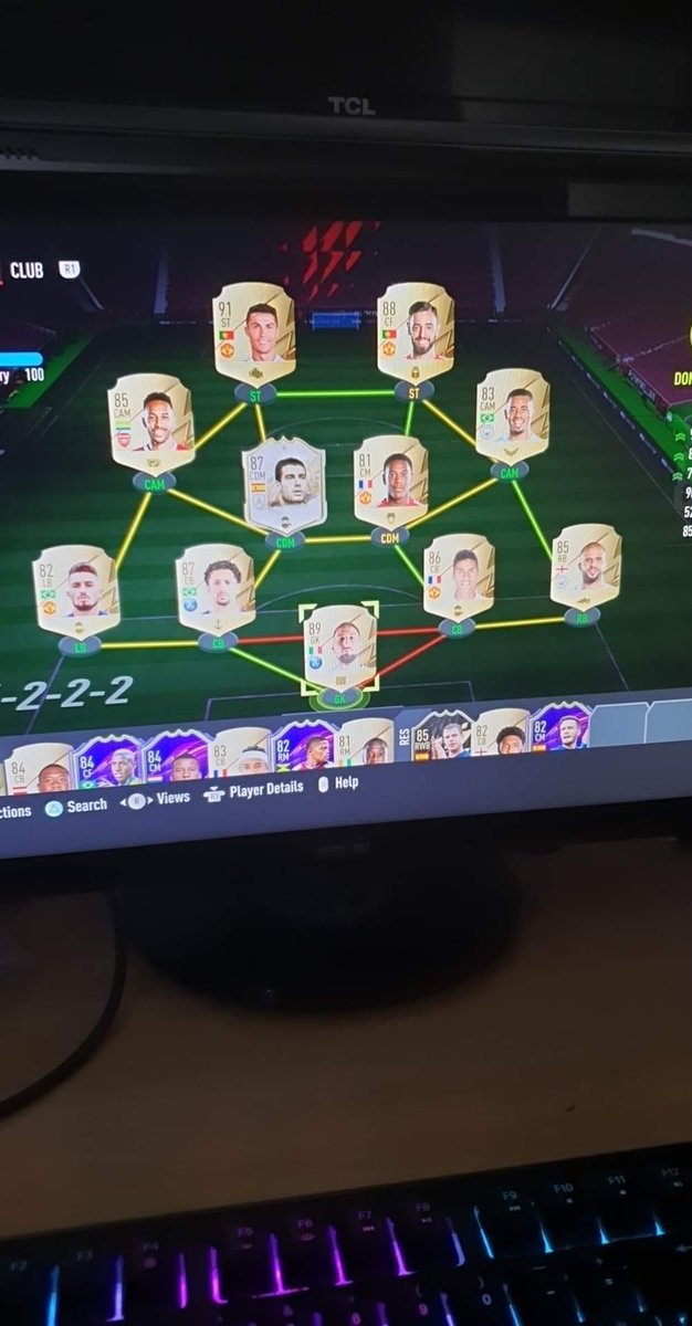 hayden_bee's tweet photo. I get on fifa today and my ronaldo, KDB  all my contracts and healings are gone and EA tell me they can't find any trace of me having KDB or Ronaldo and when I say I have a picture with ronaldo in my team the live chat with your help team gets ended
@EASPORTSFIFA  @EAFIFADIRECT2 https://t.co/PrqpSmokrF