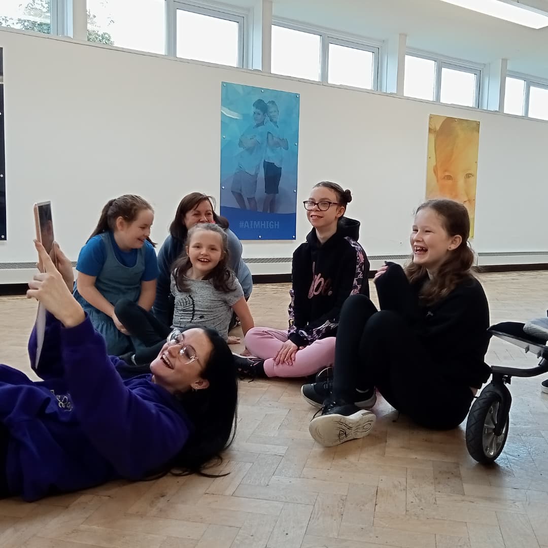 DivineDaysDance's tweet photo. We had great fun at Saturday club last week exploring a virtual safari and playing with bubbles 💖🥰 @KatieWh63260421 @ArtzCentre https://t.co/y7ZHuOn63j