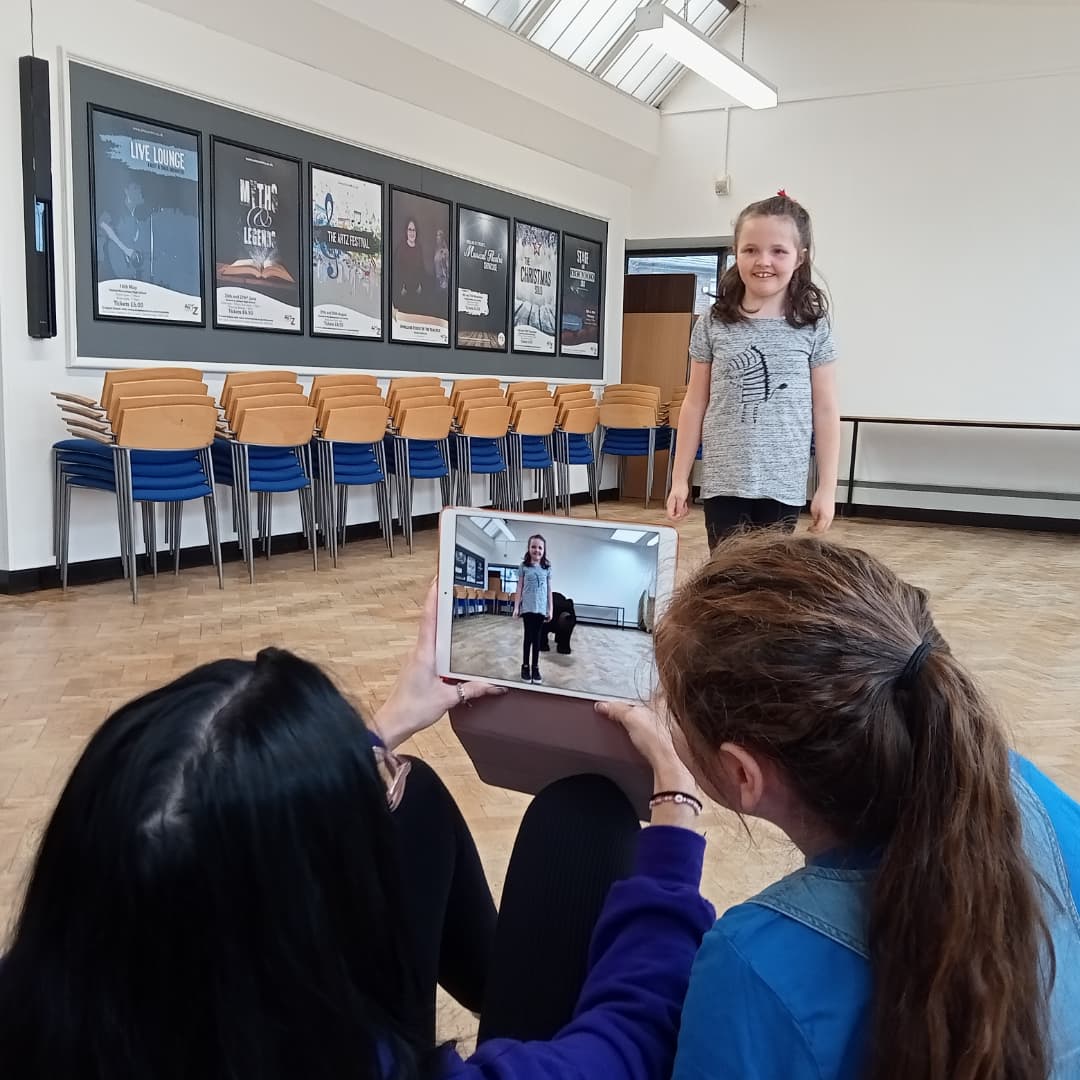 DivineDaysDance's tweet photo. We had great fun at Saturday club last week exploring a virtual safari and playing with bubbles 💖🥰 @KatieWh63260421 @ArtzCentre https://t.co/y7ZHuOn63j